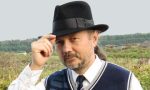мужчина в шляпе выглядит солидно и стильно одновременно